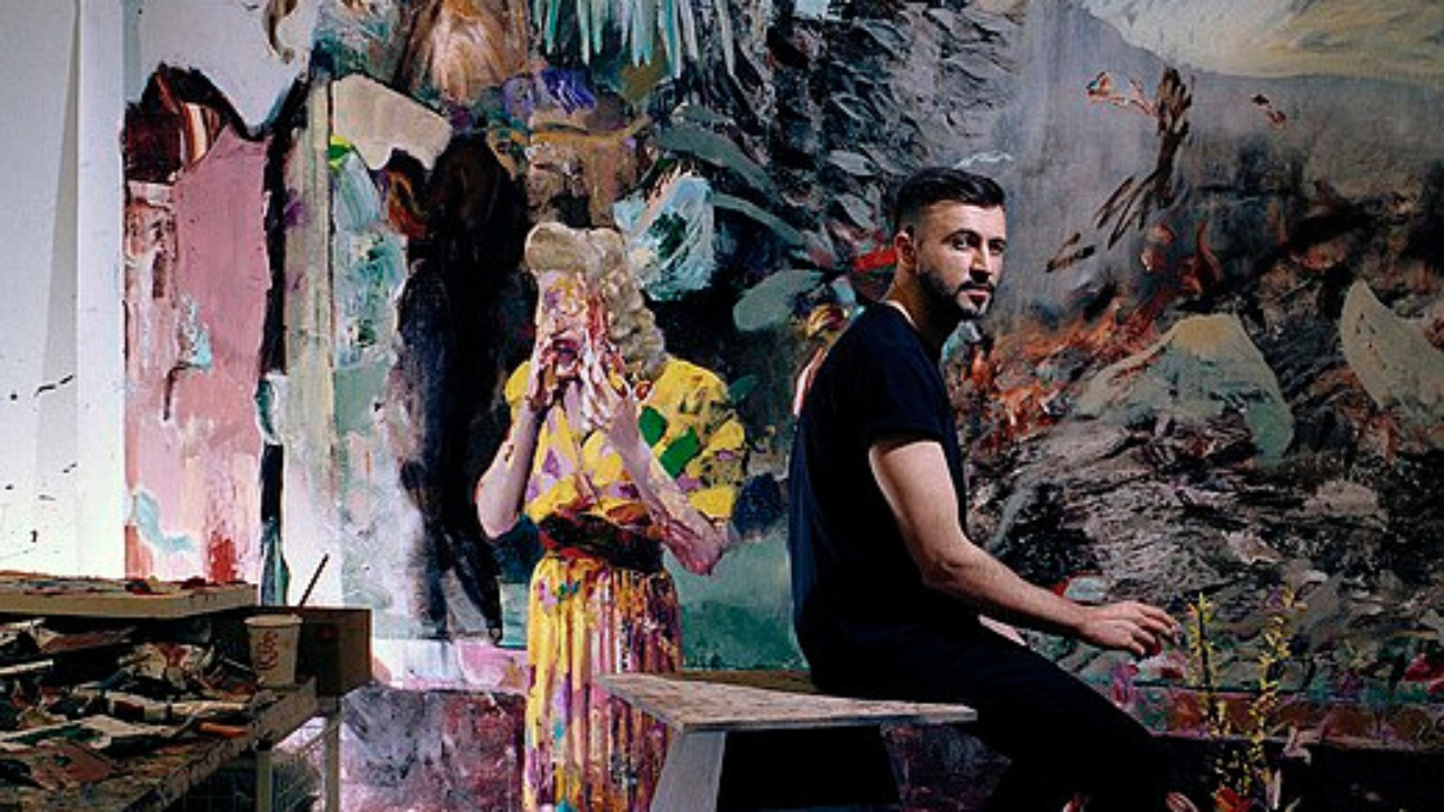 Peintre Adrien Ghenie devant l'une de ses oeuvres